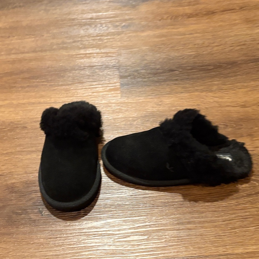 Koolaburra Black Fuzzy Slippers